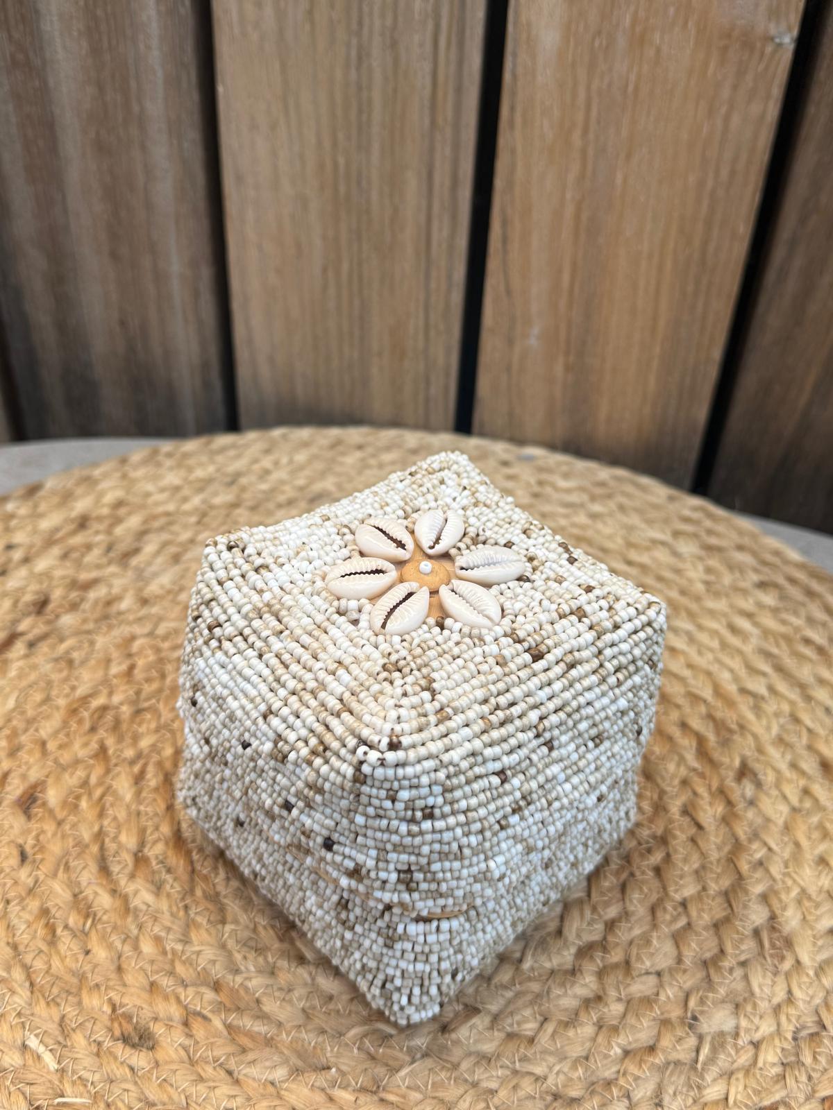 Handgemaakt Offermandje met Kralen & Schelpen – Zand | Bali Opbergdoosje 9 x 9 x 9 cm