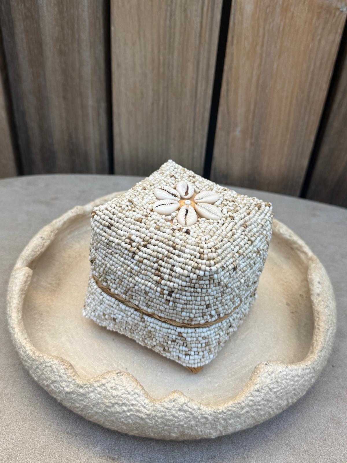 Handgemaakt Offermandje met Kralen & Schelpen – Zand | Bali Opbergdoosje 9 x 9 x 9 cm