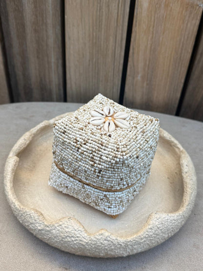 Handgemaakt Offermandje met Kralen & Schelpen – Zand | Bali Opbergdoosje 9 x 9 x 9 cm