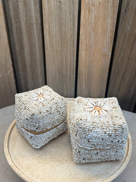 Handgemaakt Balinees offermandje van bamboe met zandkleurige glazen kralen en kauri schelpen, decoratief opbergdoosje van 9 x 9 x 9 cm.