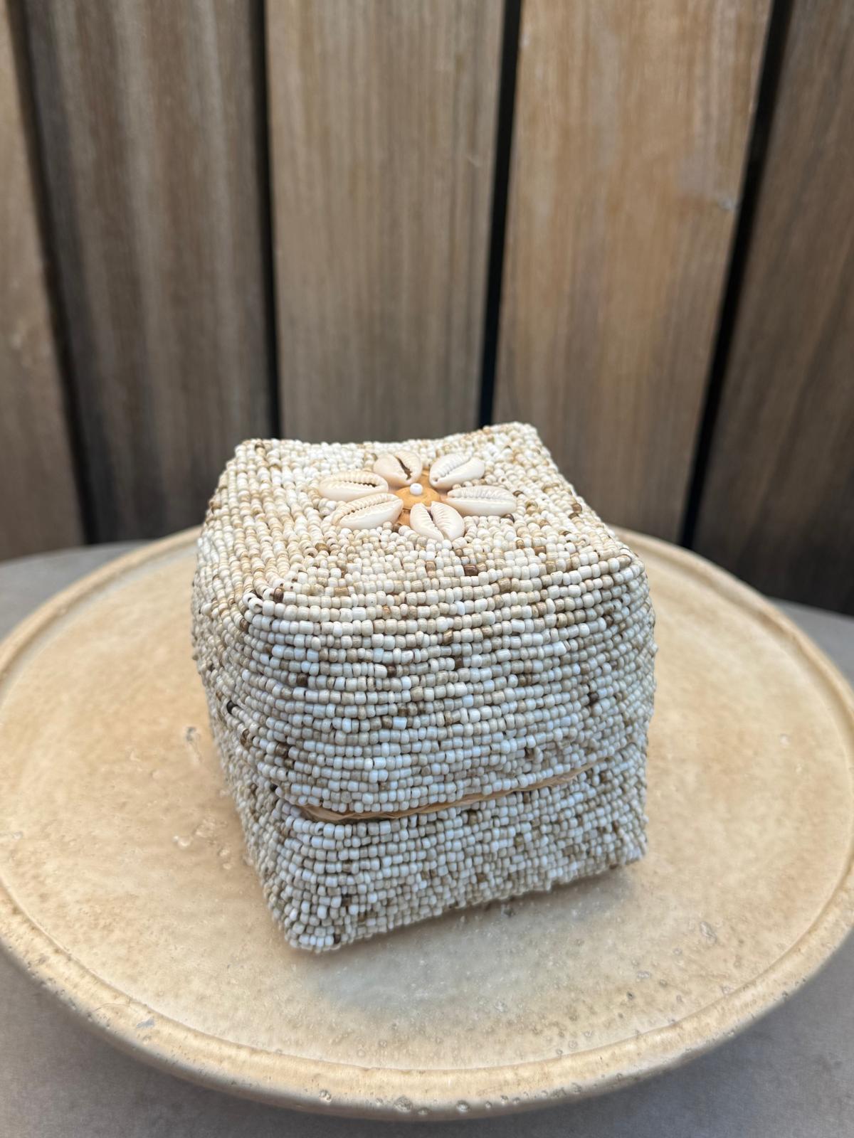 Handgemaakt Offermandje met Kralen & Schelpen – Zand | Bali Opbergdoosje 9 x 9 x 9 cm