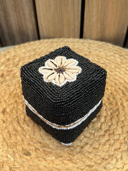 Handgemaakt Balinees offermandje van bamboe met zwarte glazen kralen en natuurlijke kauri schelpen op de deksel in bloemmotief, formaat 10 x 10 x 8 cm.