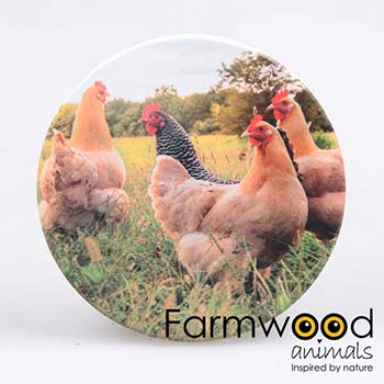 Ronde keramische onderzetter met kippen in een groen weiland van Farmwood Animals, diameter 10 cm.