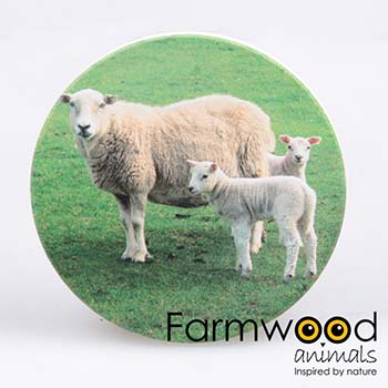 Ronde keramische onderzetter met een schaap en twee lammetjes in een groen weiland, Farmwood Animals, Ø 10 cm.