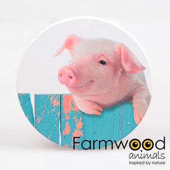Ronde keramische onderzetter met roze varkentje dat over een turquoise houten hek kijkt, Farmwood Animals, Ø 10 cm.
