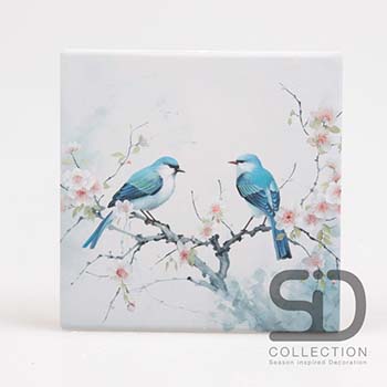 Grote vierkante keramische onderzetter met twee blauwe vogeltjes op bloeiende takken en zachtroze bloesem, 15 × 15 cm