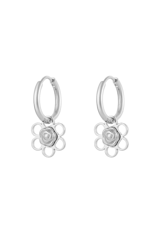 Zilveren bloemenoorbellen – stainless steel oorringen met roosdetail – Krokomingo