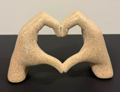Ornament Hartgebaar Beige – Handen in Hartvorm 19 cm