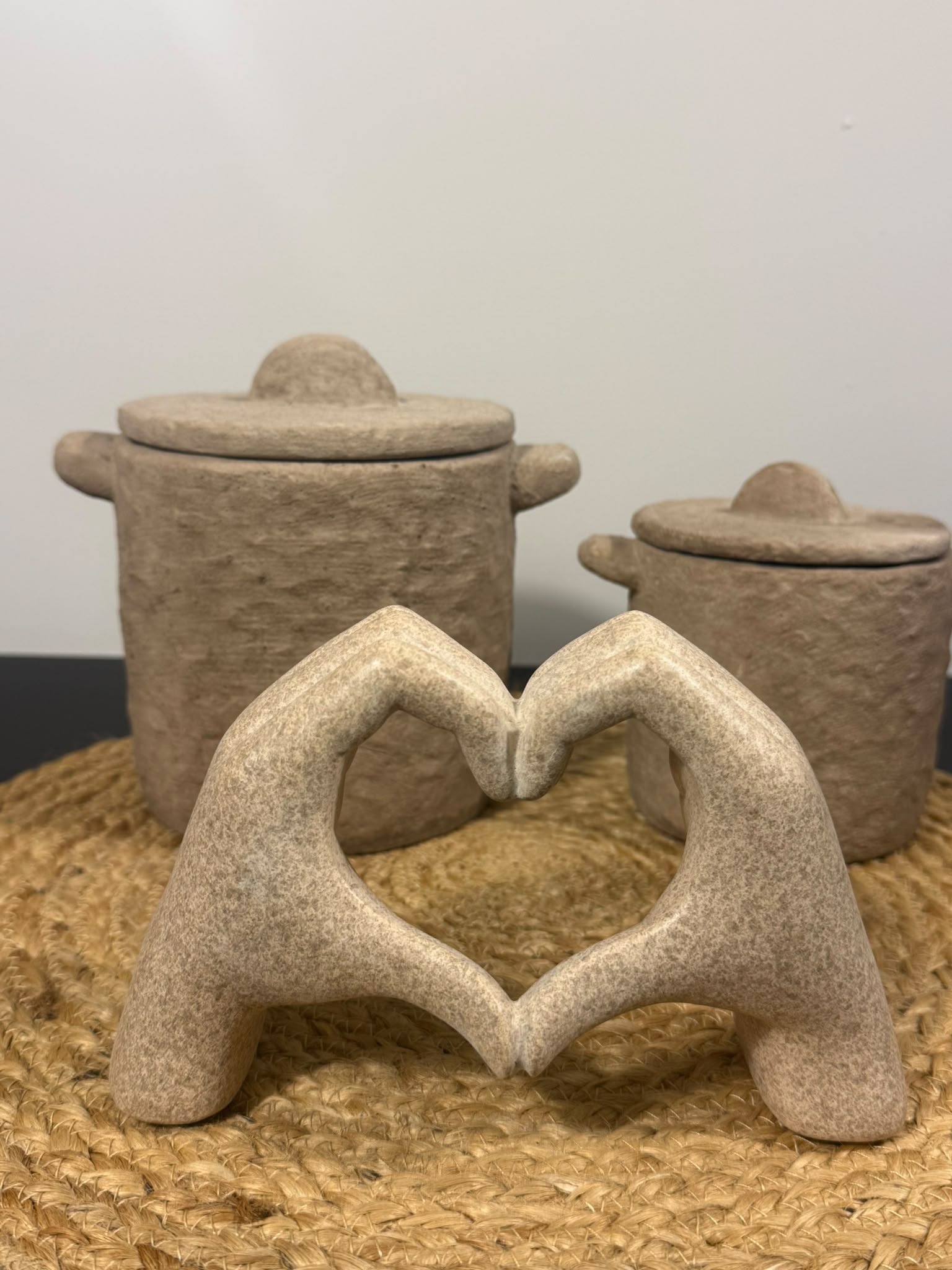 Beige ornament handen in hartvorm van polystone 19 cm