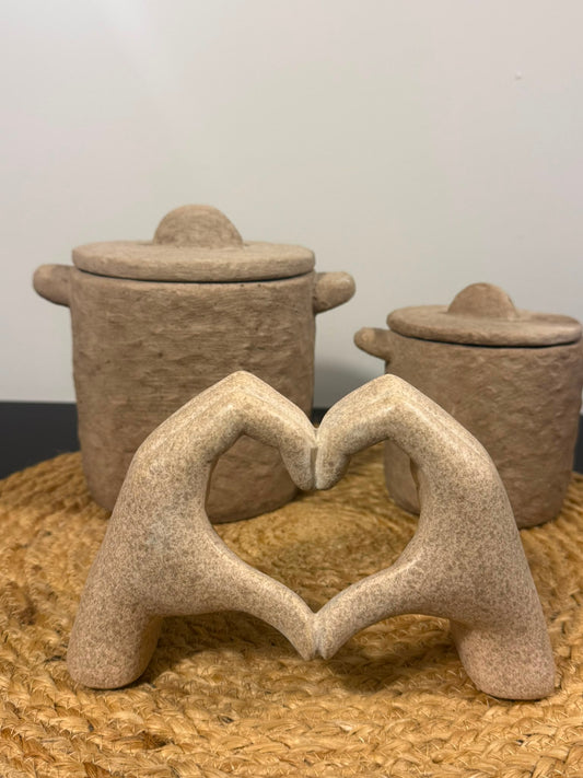 Beige ornament handen in hartvorm van polystone 19 cm