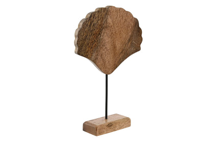 Schelpornament op voet van mangohout met glanzende witte schelpvorm op zwarte metalen standaard voor een Bali en coastal interieur.