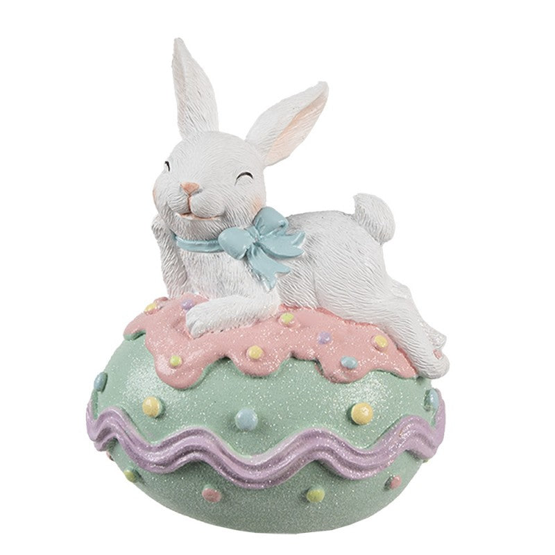 Osterhase auf Osterei