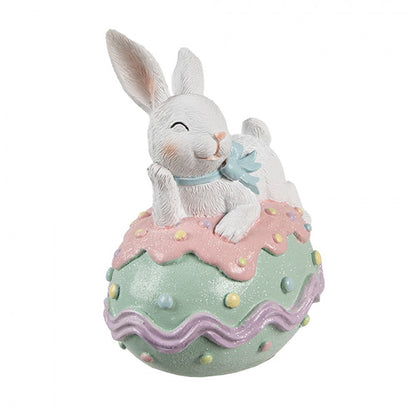 Osterhase auf Osterei