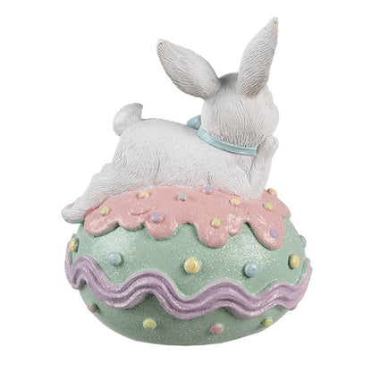 Osterhase auf Osterei