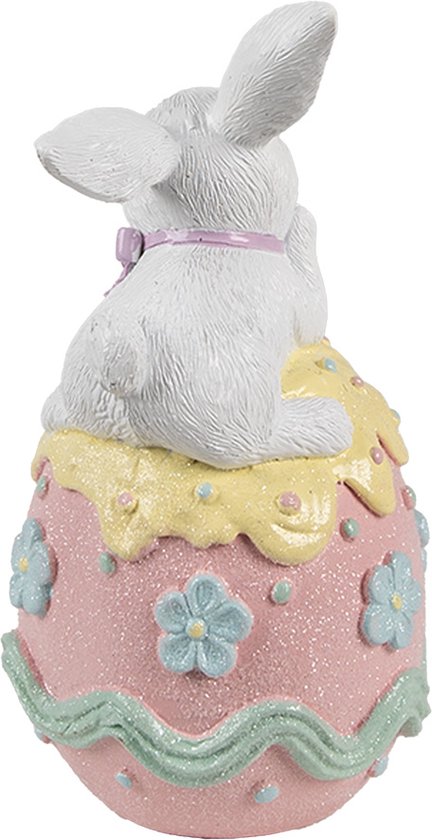 Osterhase auf großem Ei