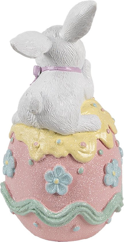 Osterhase auf großem Ei