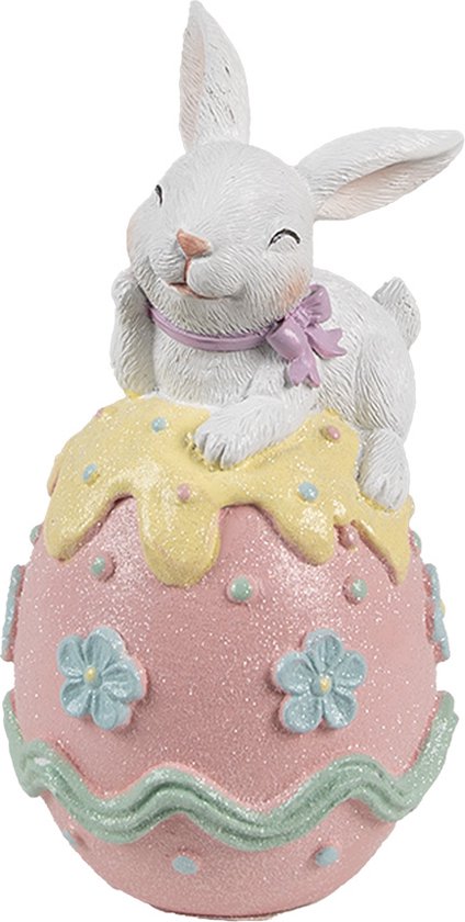 Osterhase auf großem Ei