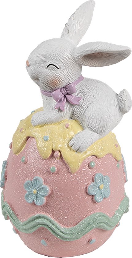 Osterhase auf großem Ei