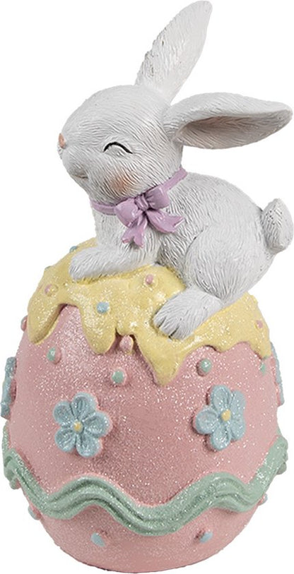 Osterhase auf großem Ei