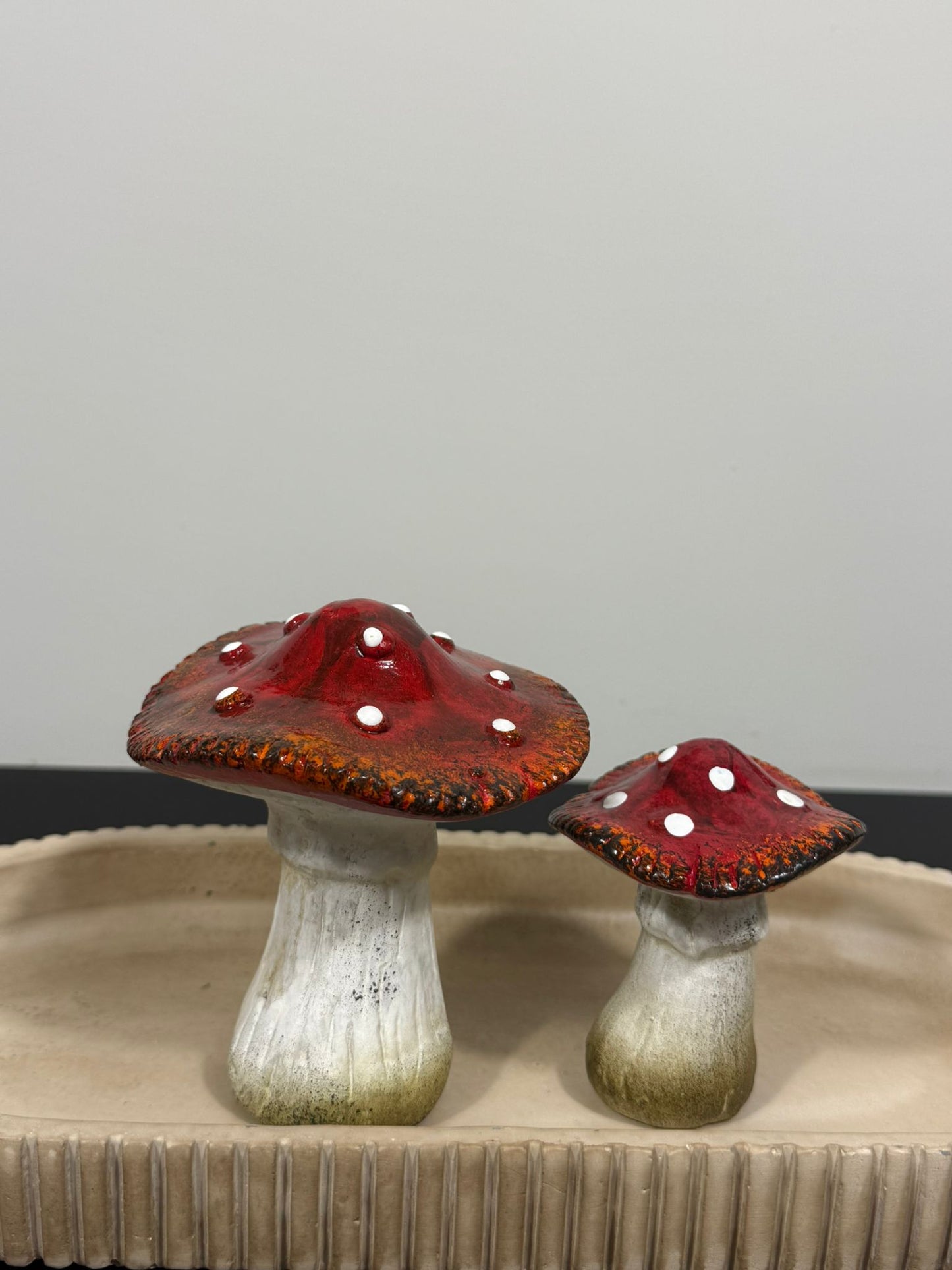 Set van 2 rode paddenstoelen met witte stippen en verweerde boslook 10 en 13 cm