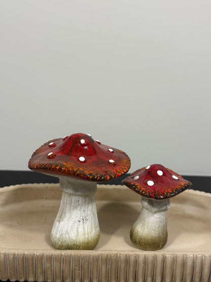 Set van 2 rode paddenstoelen met witte stippen en verweerde boslook 10 en 13 cm