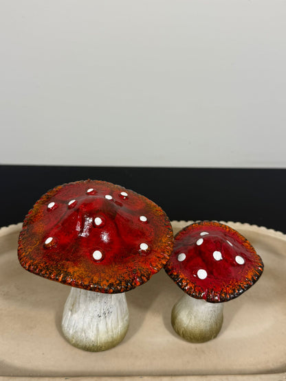 Set van 2 Rode Paddenstoelen met Witte Stippen – 10 & 13 cm