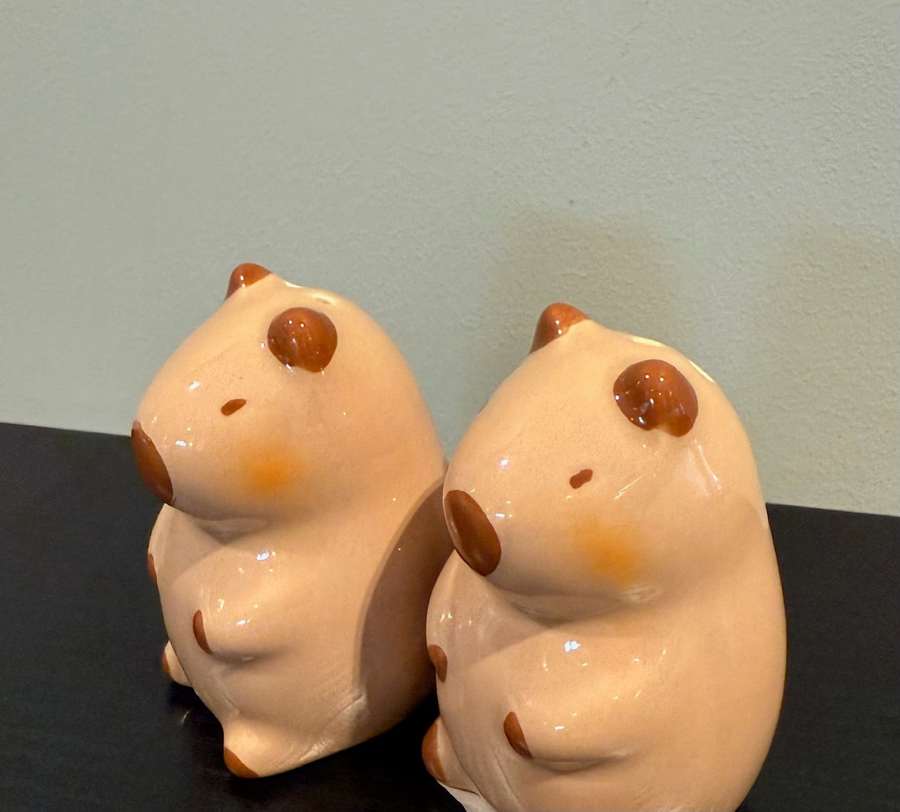 Capibara Peper- en Zoutstel – Keramiek – Lichtbruin – 7,5 cm – Set van 2