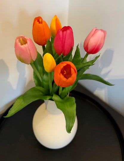 Zandkleurige vaas met kunsttulpen mix geel oranje roze 30 cm van Colmore en Countryfield