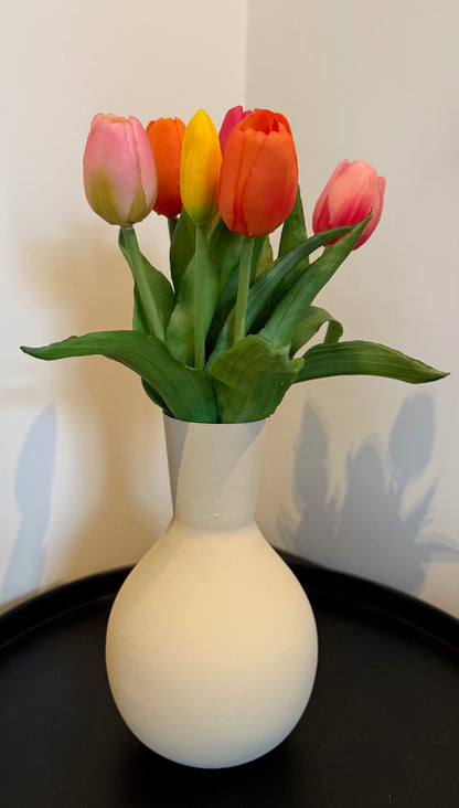 Vaas Zand/Beige met Kunsttulpen Mix – Geel, Oranje & Roze – 30 cm – 7 Stuks – Colmore & Countryfield