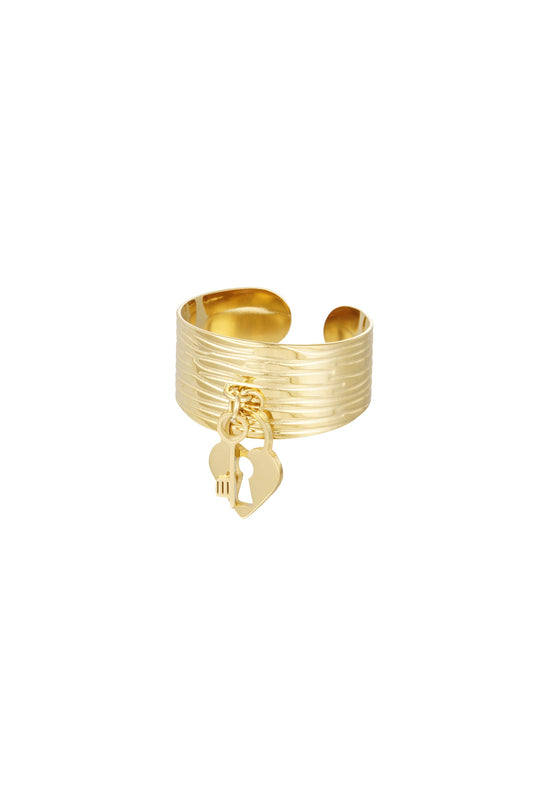 Gouden ring met hart en sleutel hangers – geribbelde stainless steel statement ring – Krokomingo