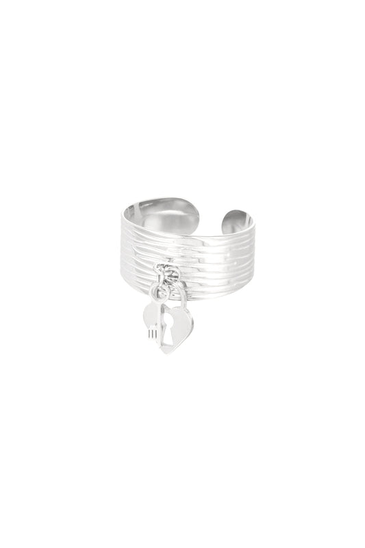 Zilveren ring met hart en sleutel hangers – geribbelde stainless steel statement ring – Krokomingo