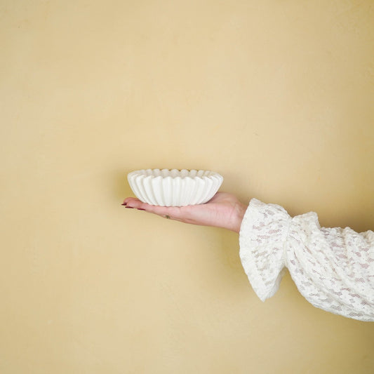 housevitamin witte geribbelde schaal klein – keramiek – kaarsenzand en keukenschaal