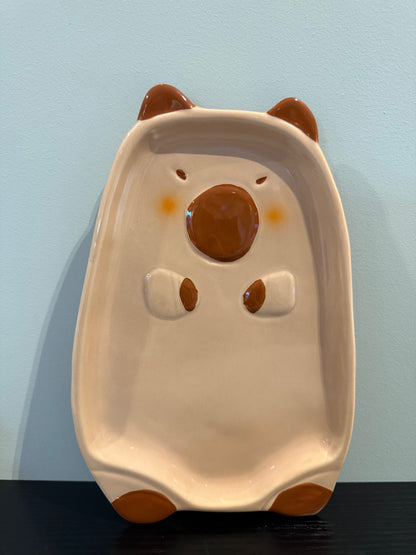 Keramieken serveerschaal in de vorm van een capibara – lichtbruin met bruine details – 25,5 x 16,5 cm