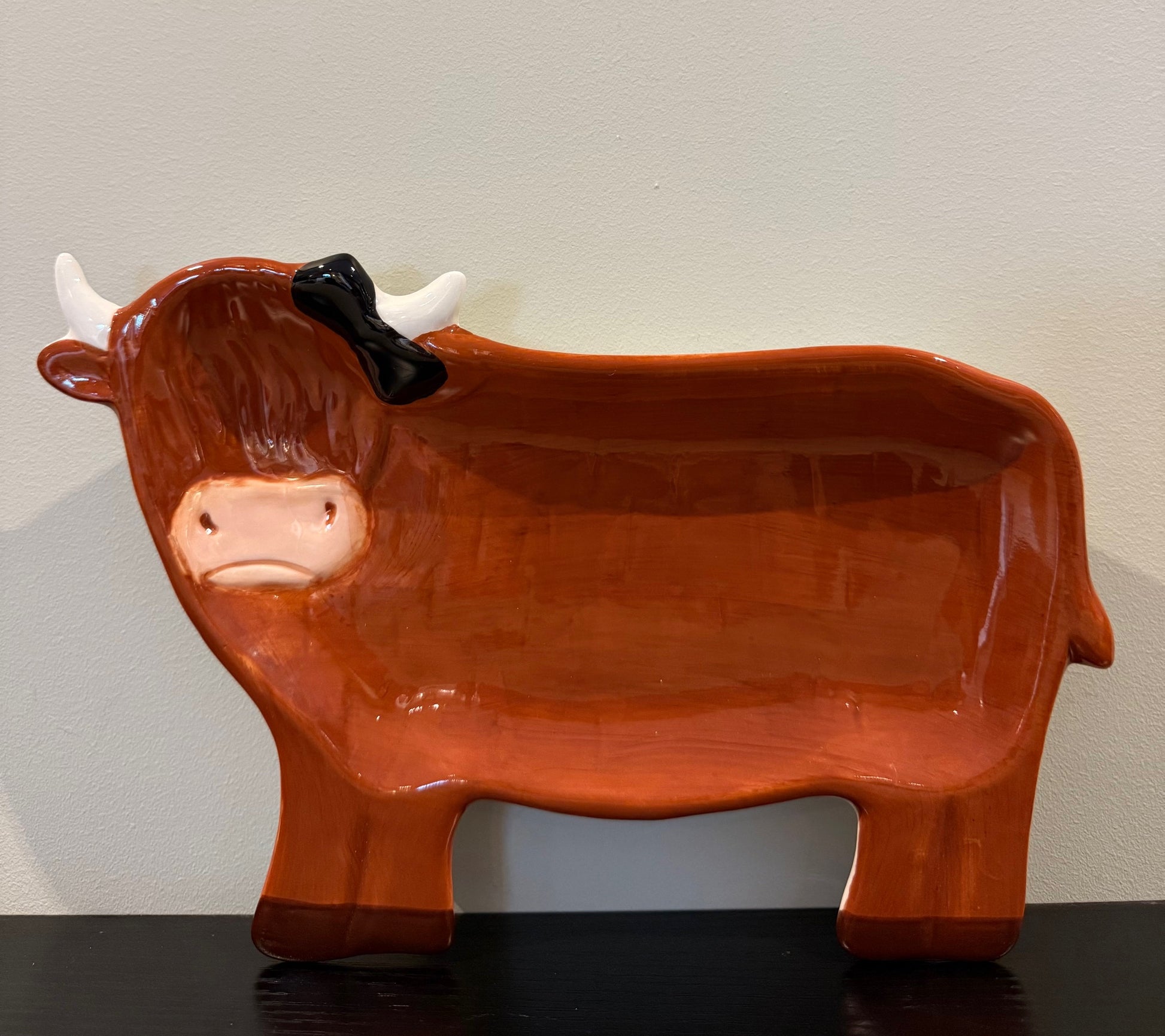 Keramieken serveerschaal in de vorm van een Schotse hooglander met strik – Krokomingo