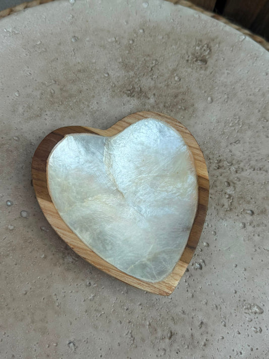 Handgemaakt hart schaaltje uit Bali van teakhout met natuurlijke parelmoerschelp 10 cm