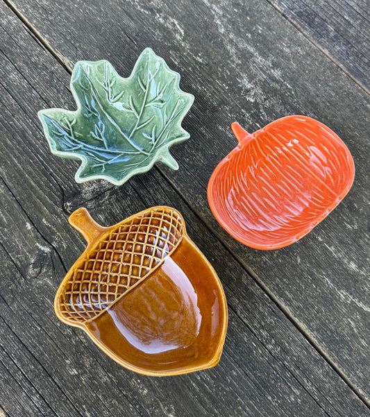keramieke herfst schaaltjes in pompoen eikel en bladvorm