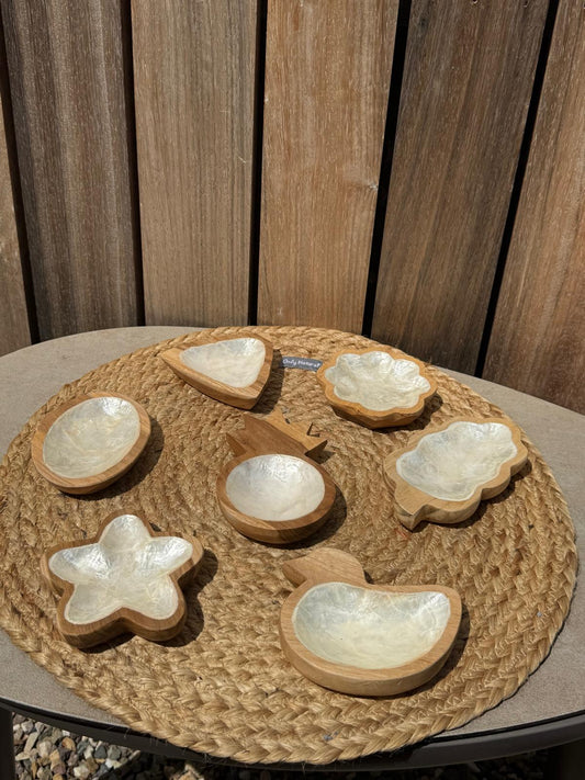 Handgemaakt houten Kacangan schaaltje met Capiz schelp in diverse vormen zoals ster, ananas, eend, bloem, bladvorm, driehoek en ovaal uit Indonesië.