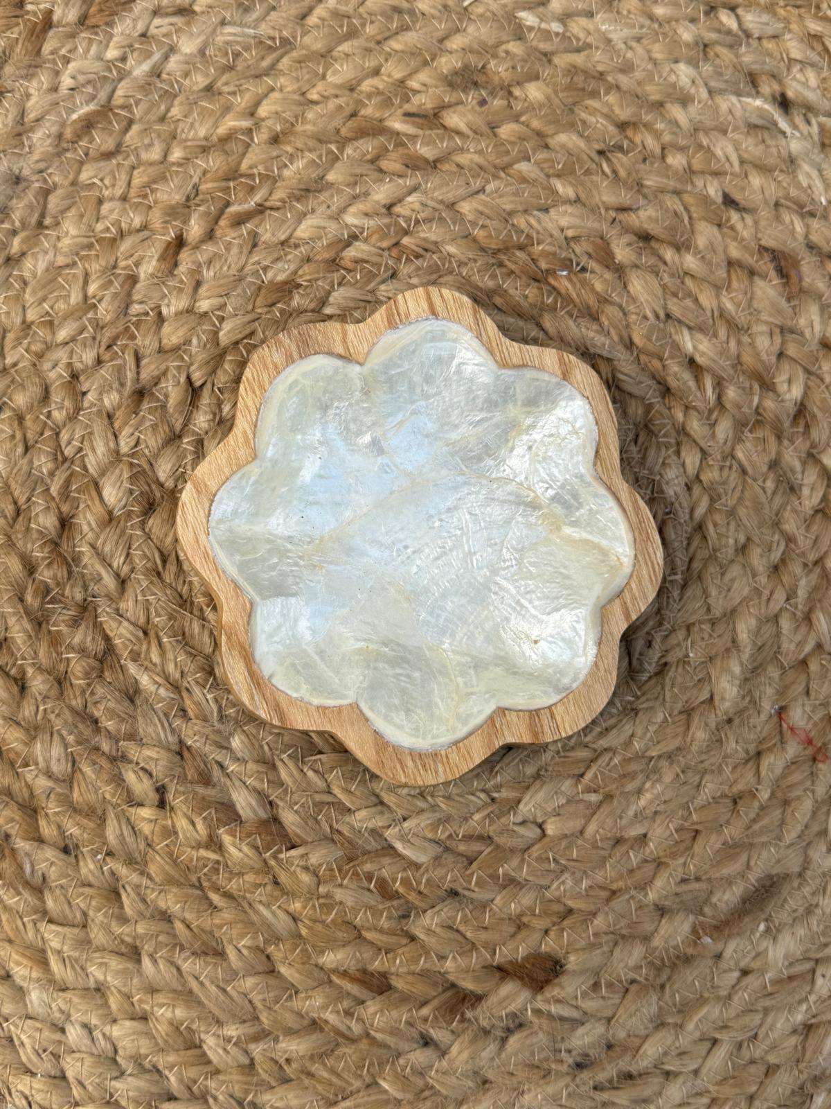 Handgemaakt Houten Capiz Schaaltje Kacangan – Diverse Figuren – 11 cm
