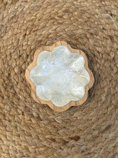 Handgemaakt Houten Capiz Schaaltje Kacangan – Diverse Figuren – 11 cm