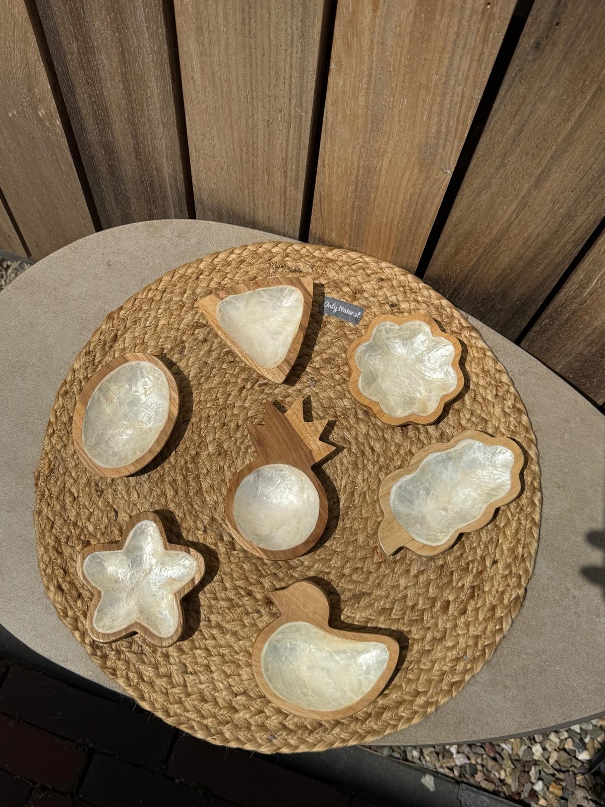 Handgemaakt Houten Capiz Schaaltje Kacangan – Diverse Figuren – 11 cm