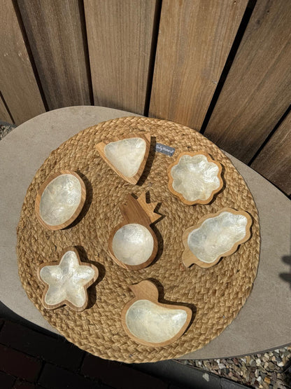 Handgemaakt Houten Capiz Schaaltje Kacangan – Diverse Figuren – 11 cm
