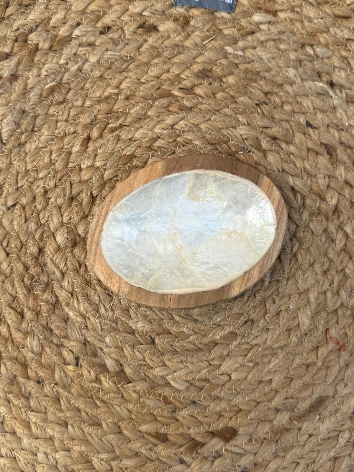Handgemaakt Houten Capiz Schaaltje Kacangan – Diverse Figuren – 11 cm