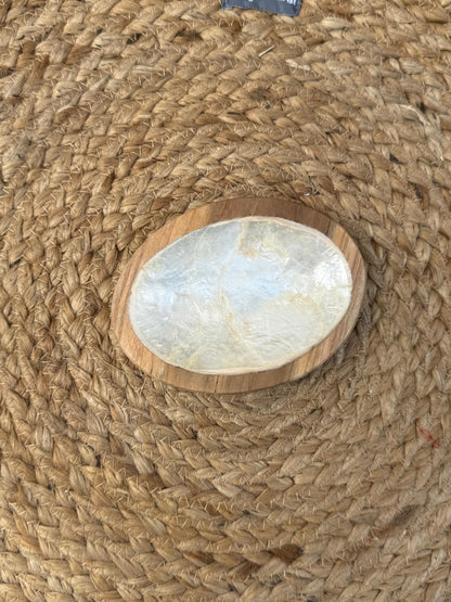 Handgemaakt Houten Capiz Schaaltje Kacangan – Diverse Figuren – 11 cm