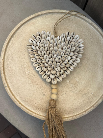 Handgemaakt schelpenhart van natuurlijke kauri schelpen met jute kwast in Bali Beach House stijl