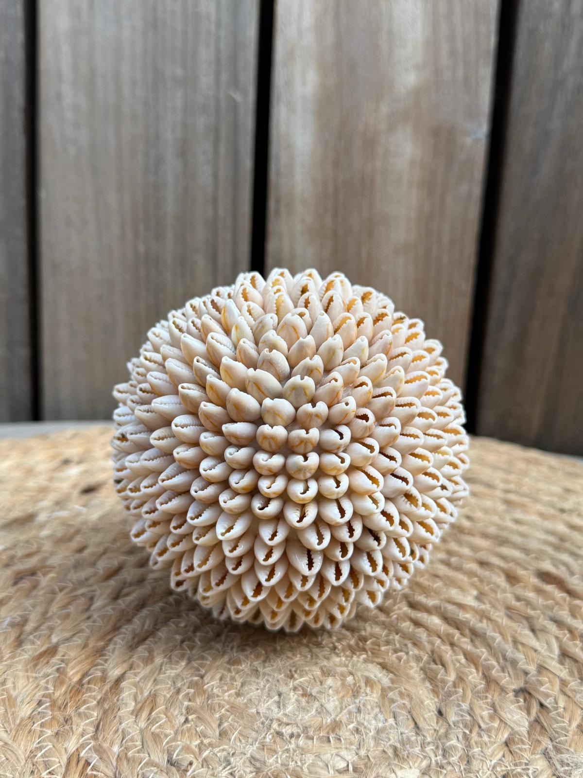 Handgemaakte naturel decoratiebol met kaurischelpen uit Bali Ø 10 cm