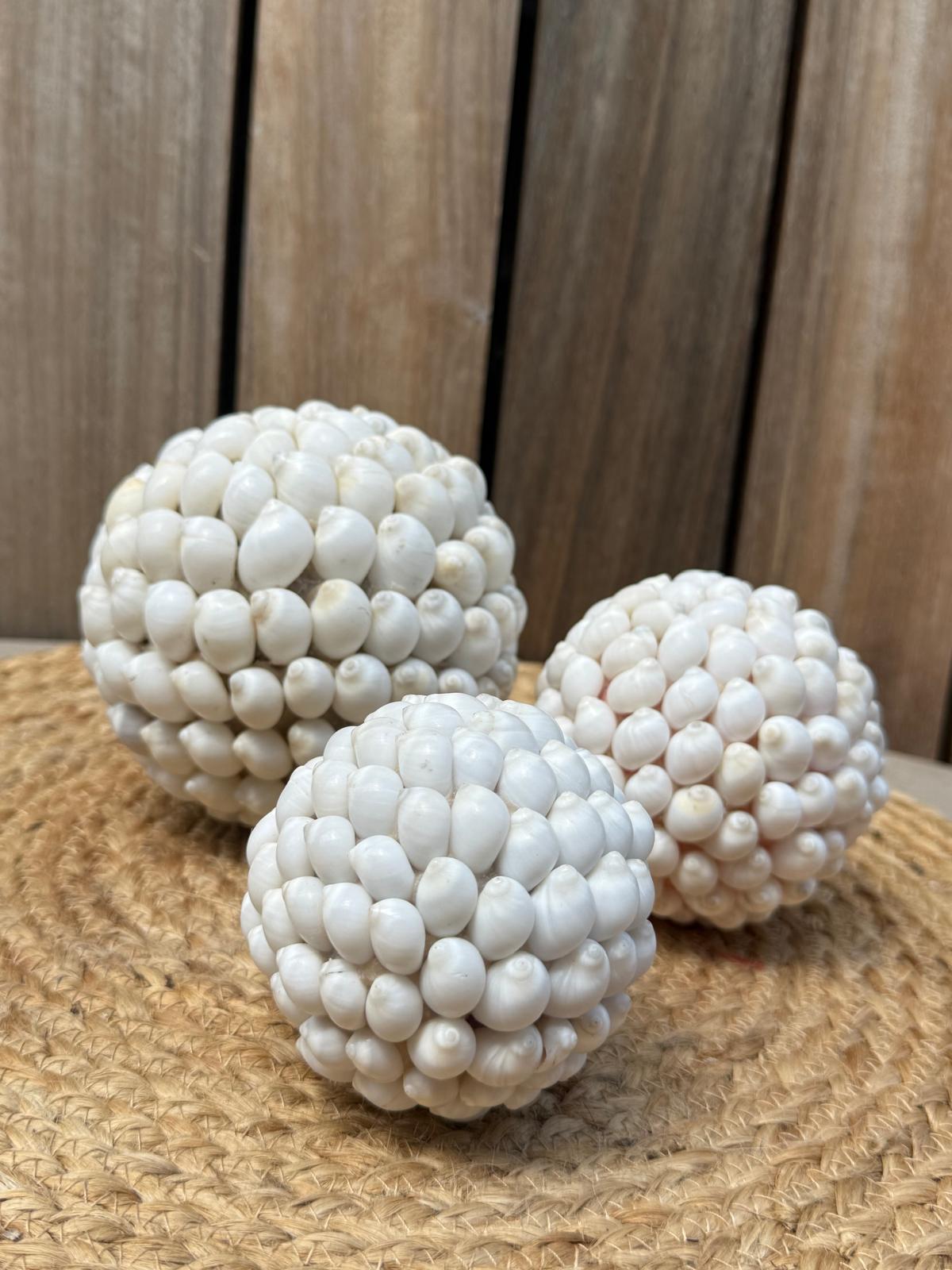 Set van drie handgemaakte witte schelpenbollen uit Indonesië in Ø 7, 9 en 12 cm voor Bali en coastal interieurdecoratie
