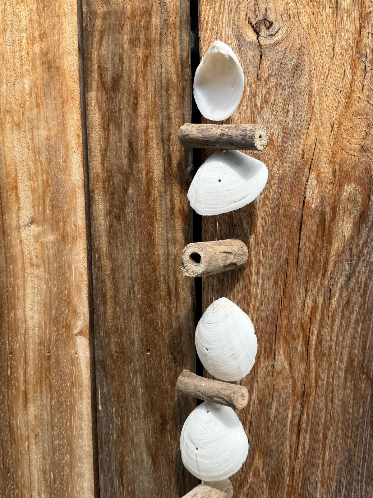 Handgemaakte lange schelpenhanger met witte schelpen en natuurlijk hout 200 cm