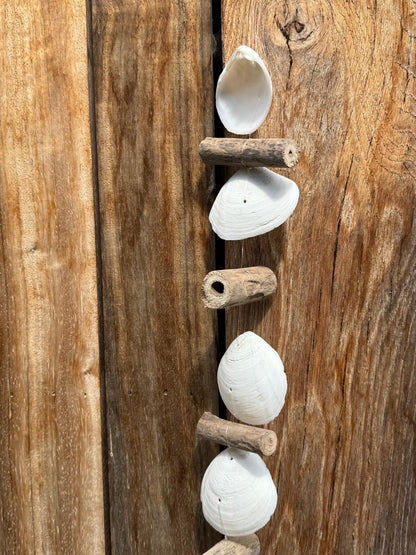 Handgemaakte lange schelpenhanger met witte schelpen en natuurlijk hout 200 cm