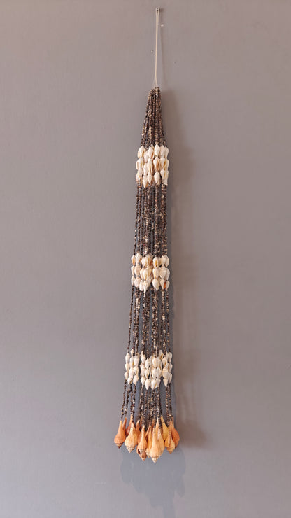 Gordon Brute – lange schelpenhanger uit Indonesië – 110 cm