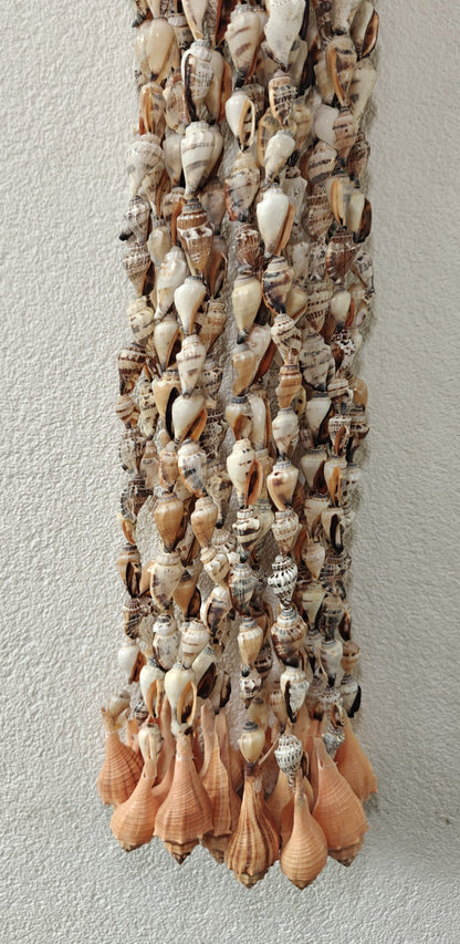 Gordon Percing – lange schelpenhanger uit Indonesië – 120 cm